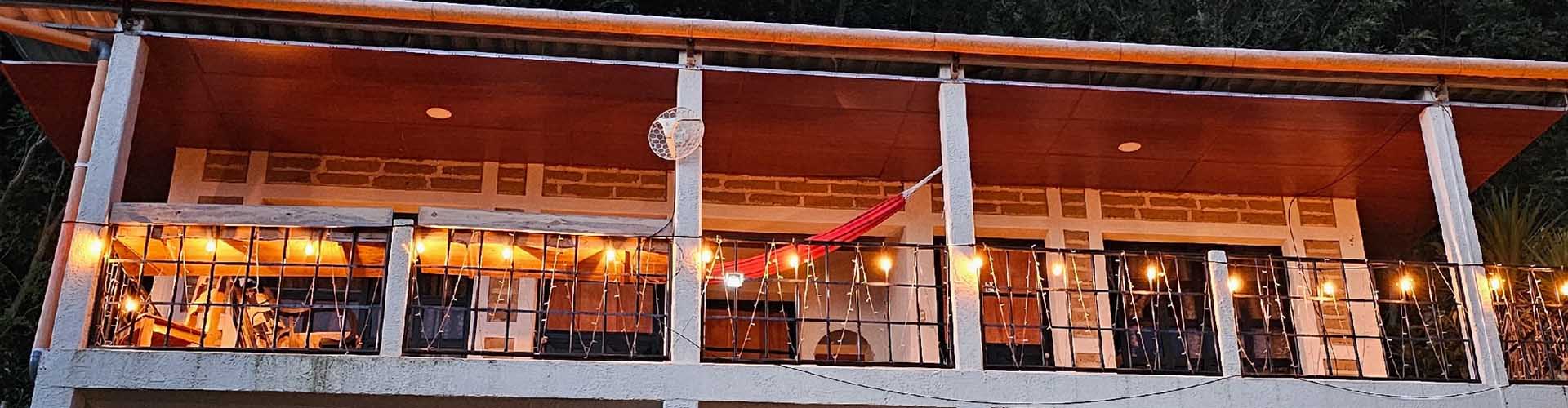 Piscina termal iluminada de noche con montañas