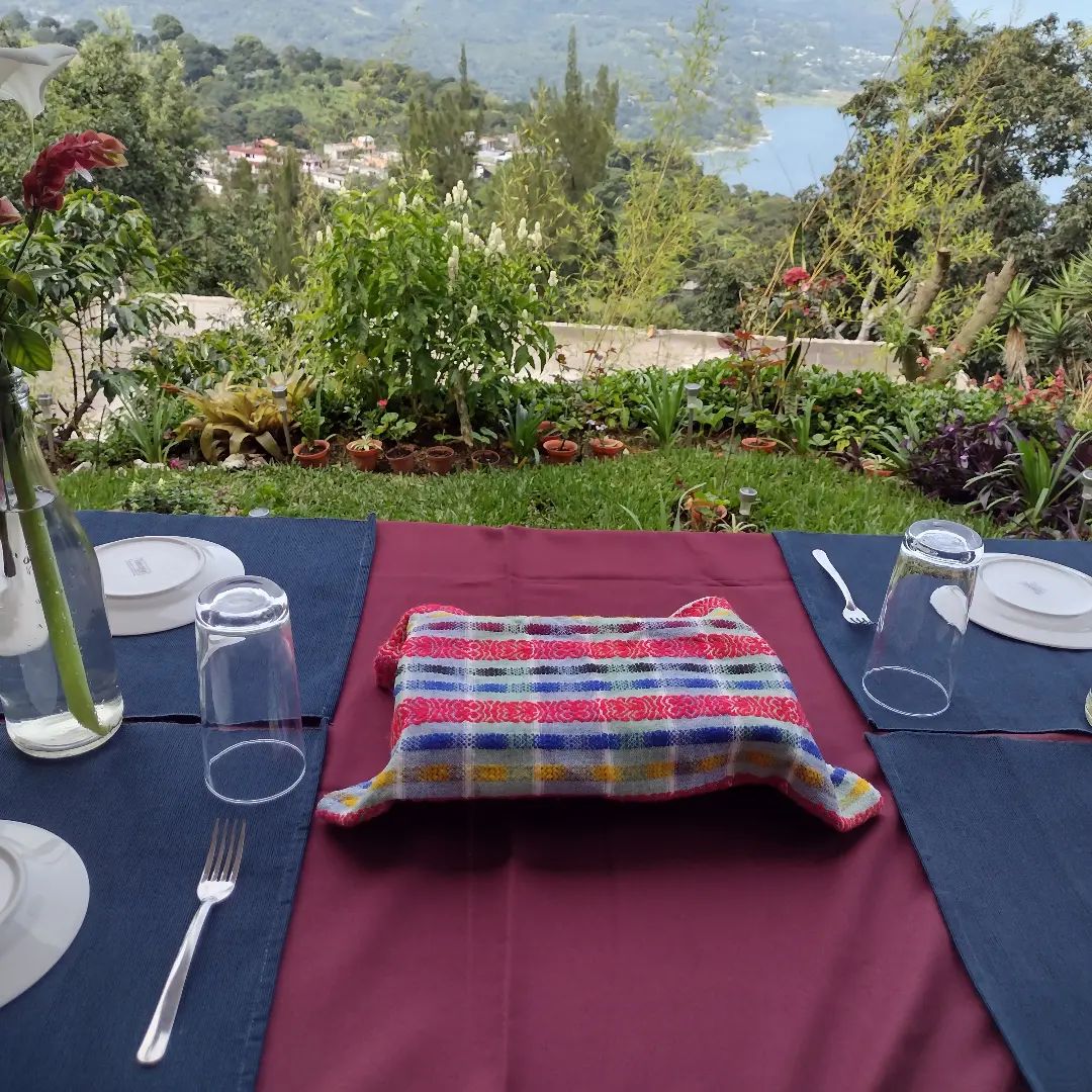 Sillas de descanso en jardín tropical