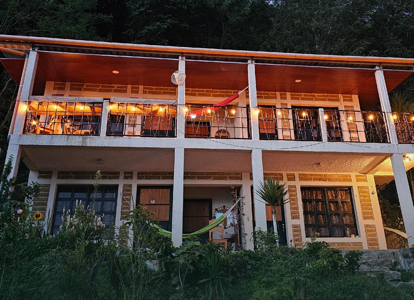 Lanchas coloridas en la costa del Lago Atitlán