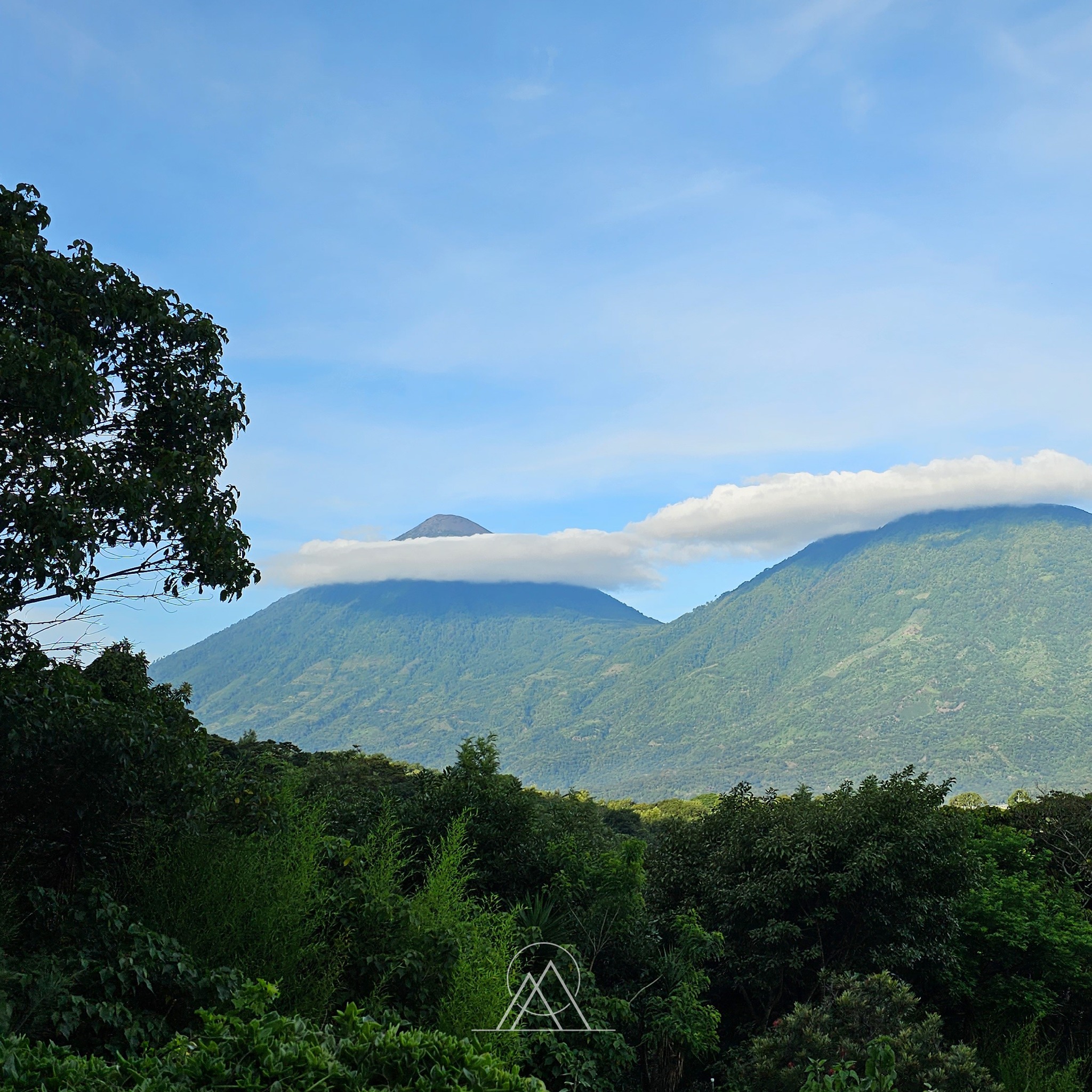 Iglesia de Santa Catarina con banderas coloridas y volcán