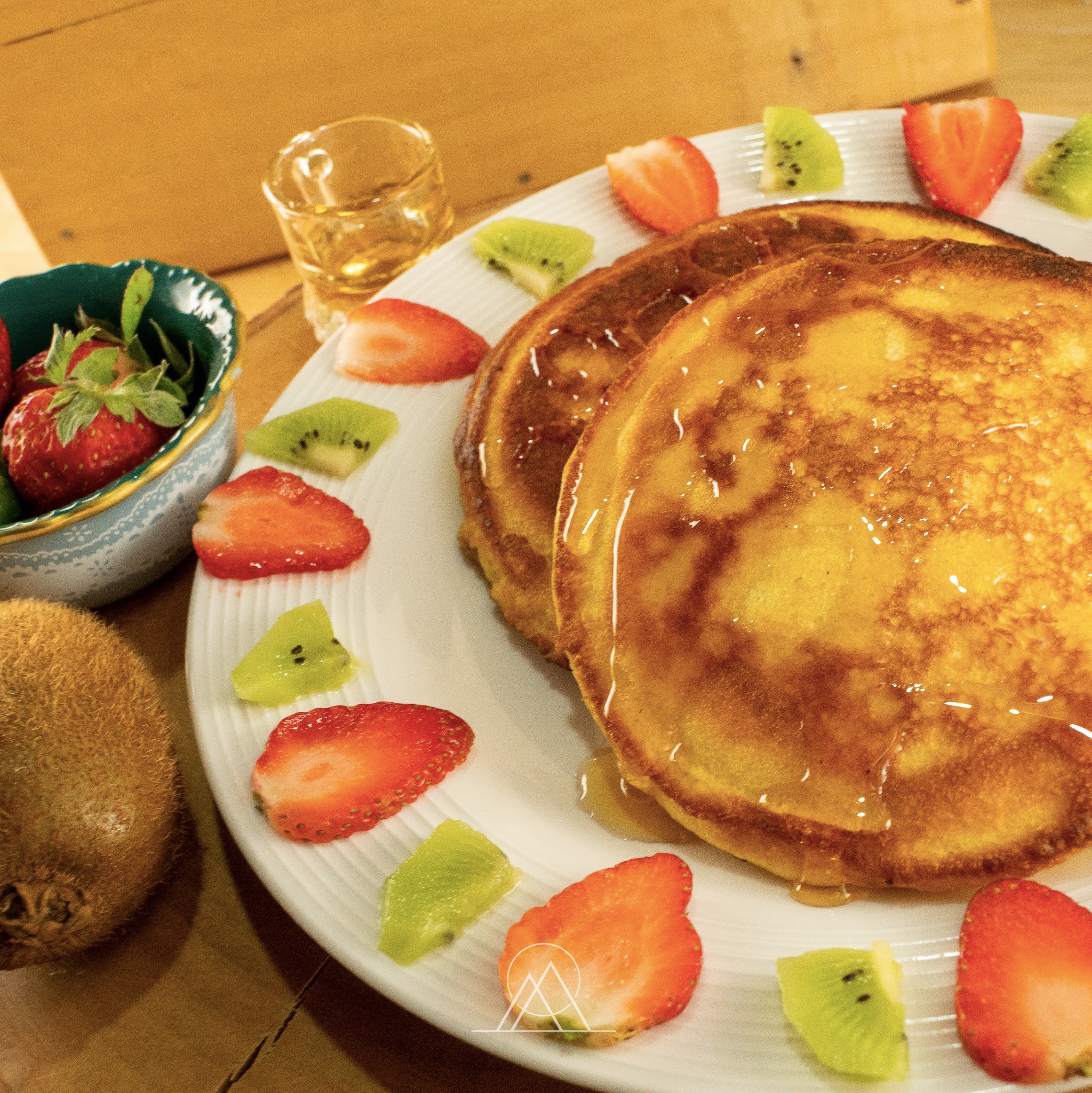 Puerta azul abierta al balcón