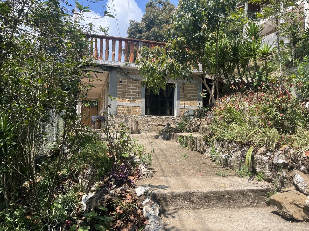 Terraza con muebles de madera artesanales y flores
