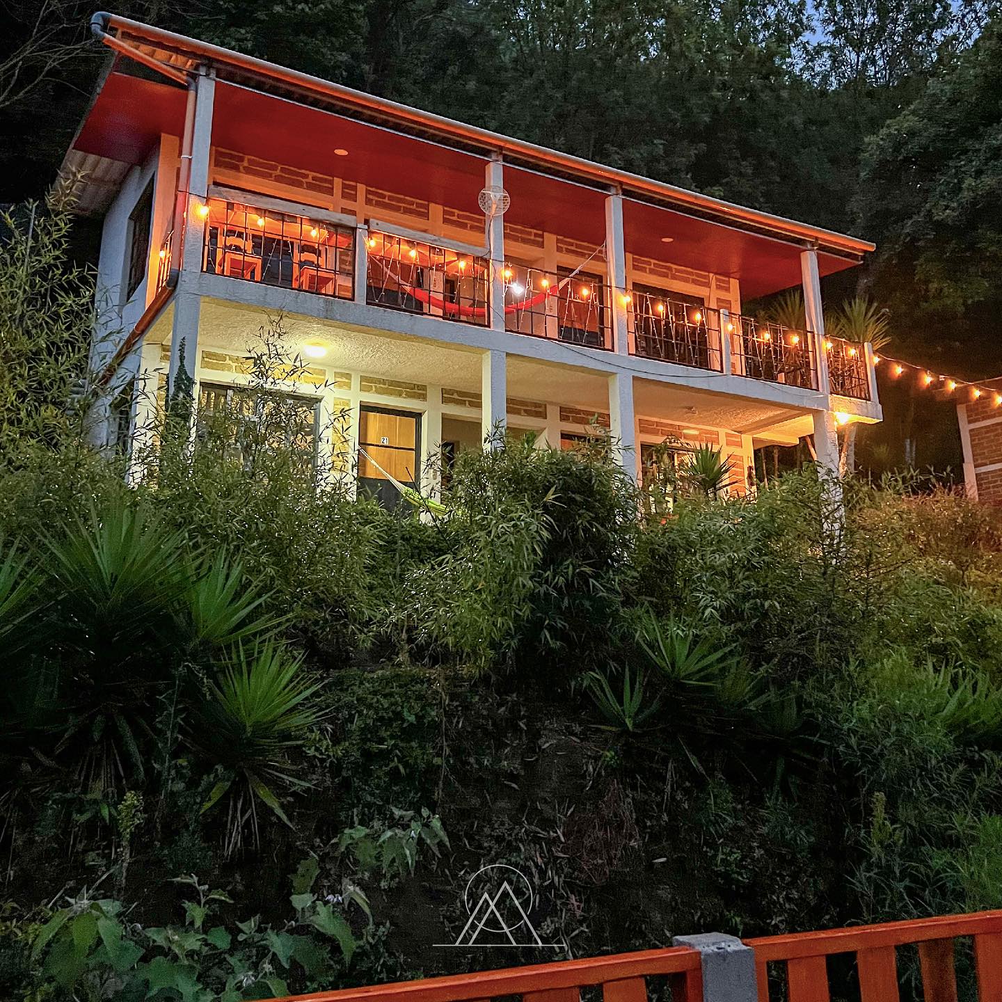 Vista aérea de la piscina con palapas y cactus