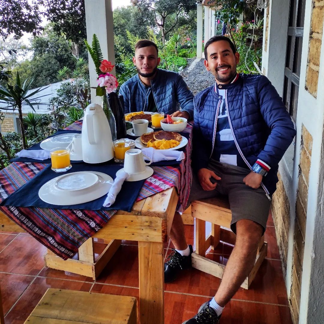 Jardinero sonriente con sombrero y faja roja