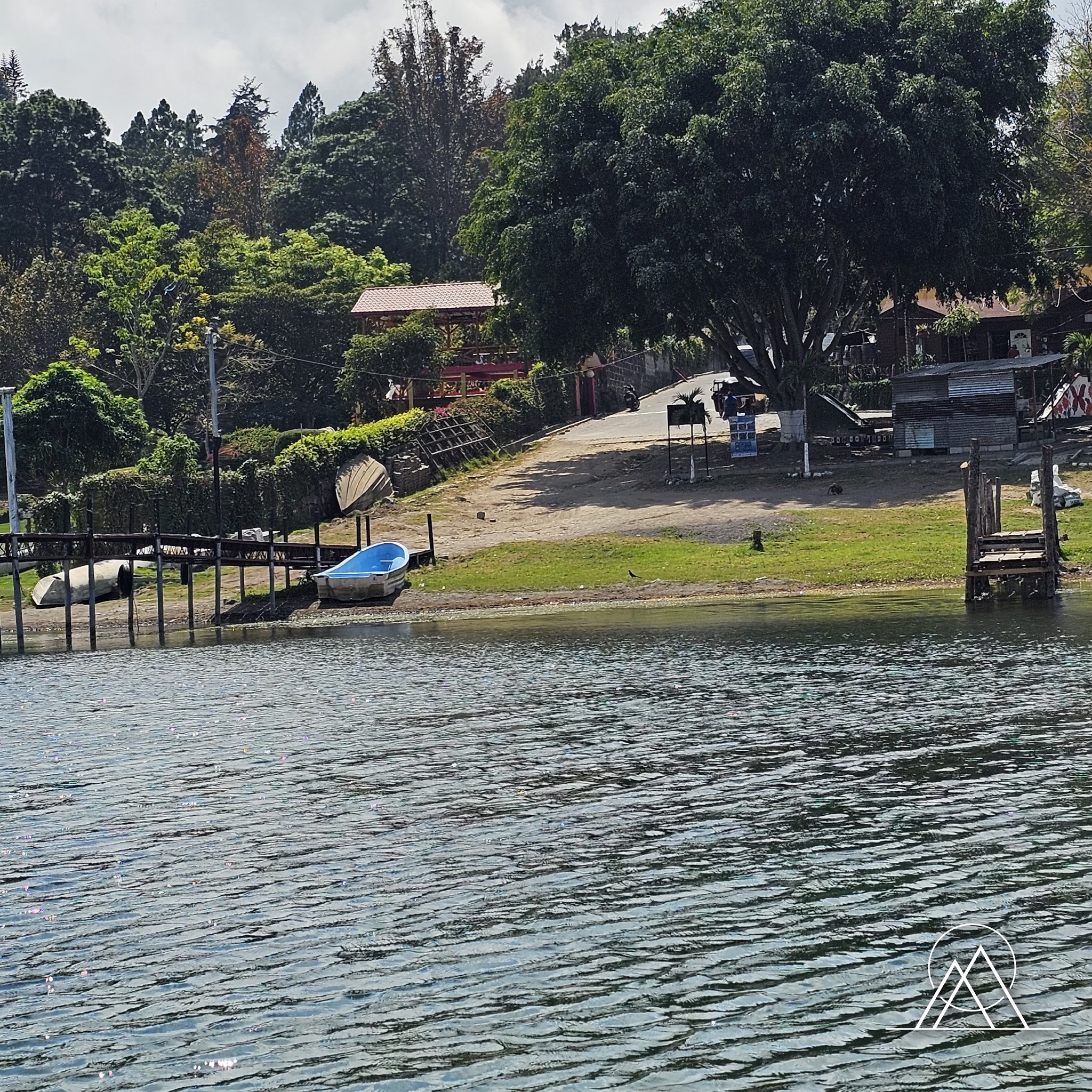 Fuentes de agua azul cayendo en la piscina