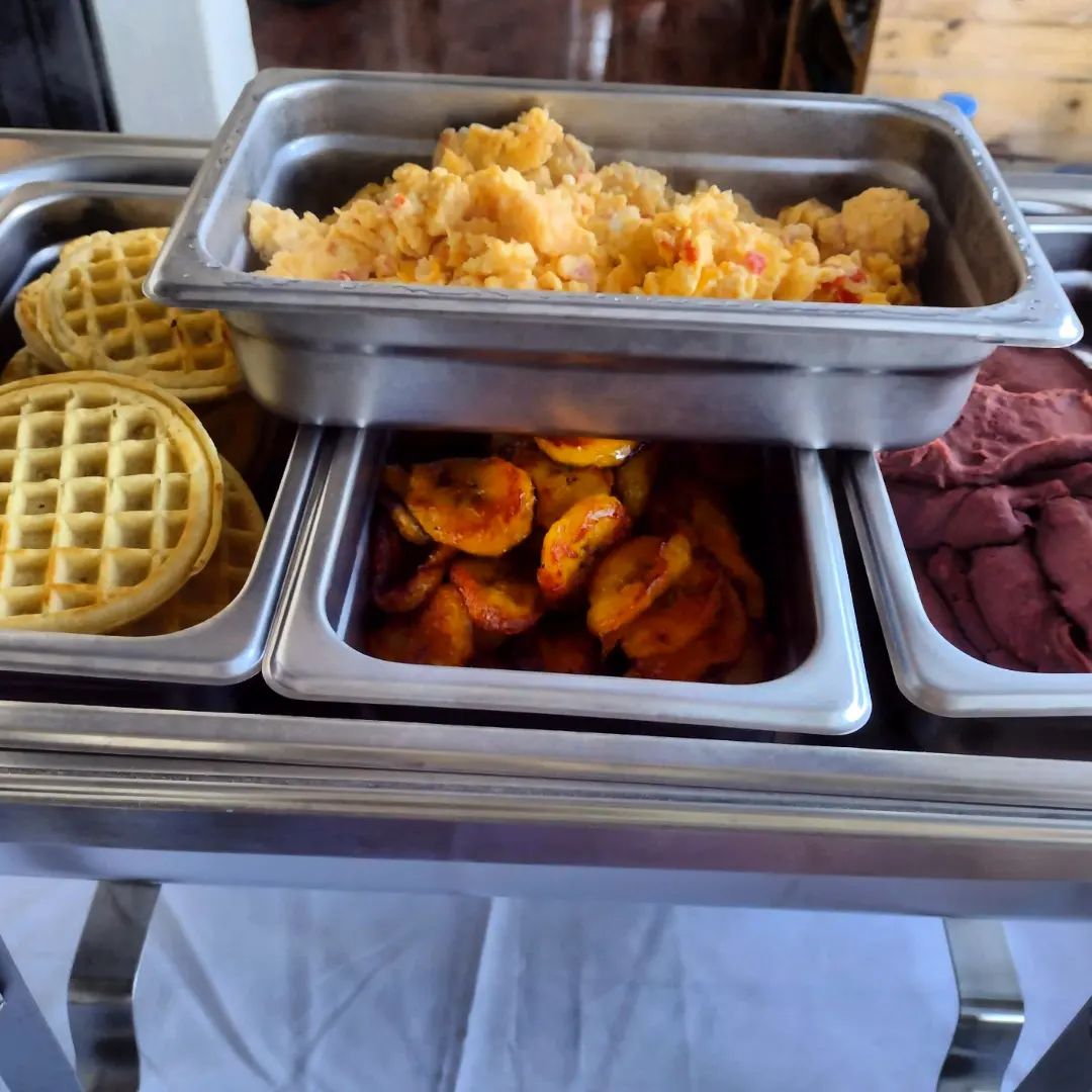 Mujer maya sonriente con tocado de tela y huipil bordado