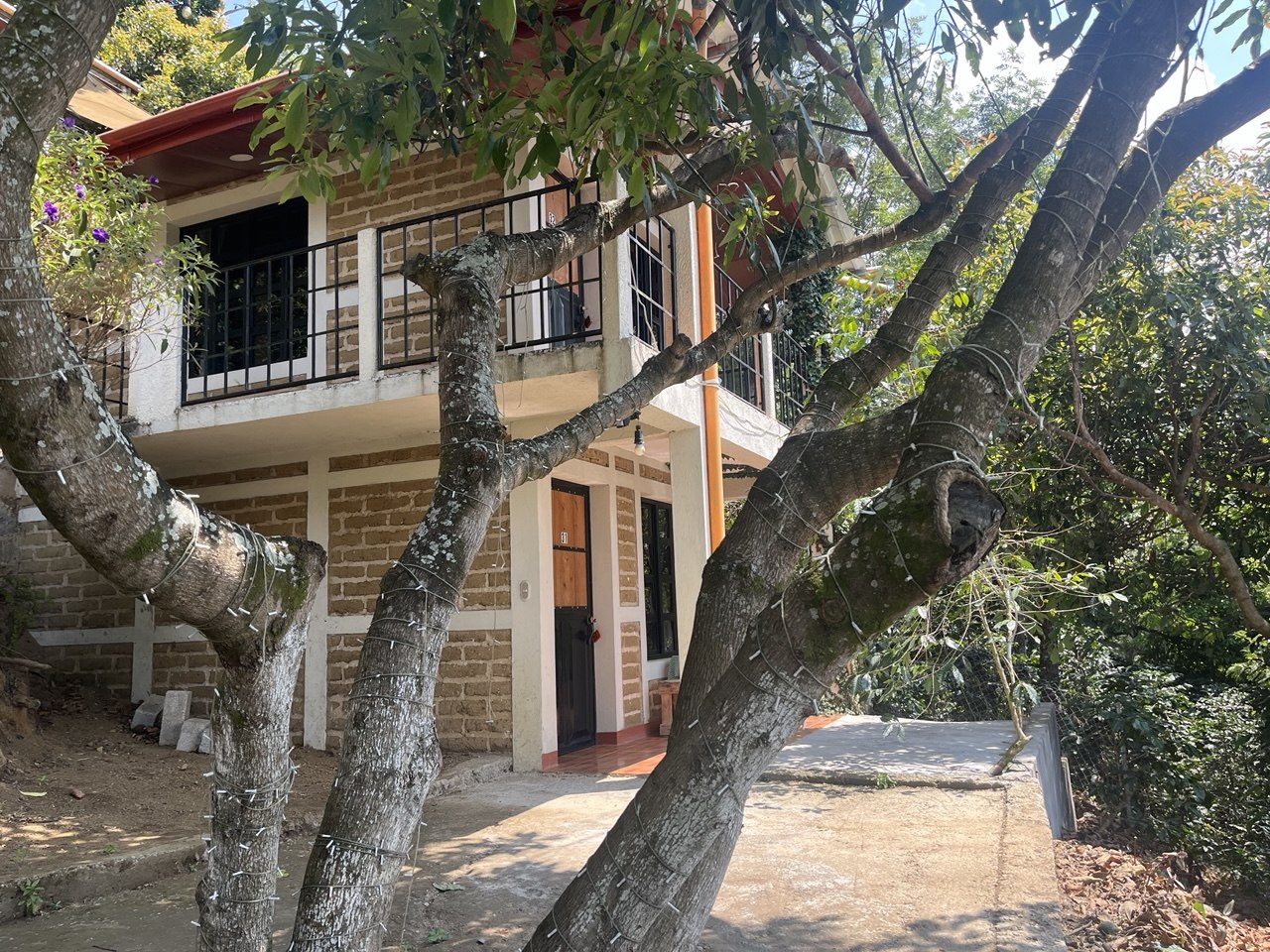 Restaurante con arcos, huéspedes en el lobby bar