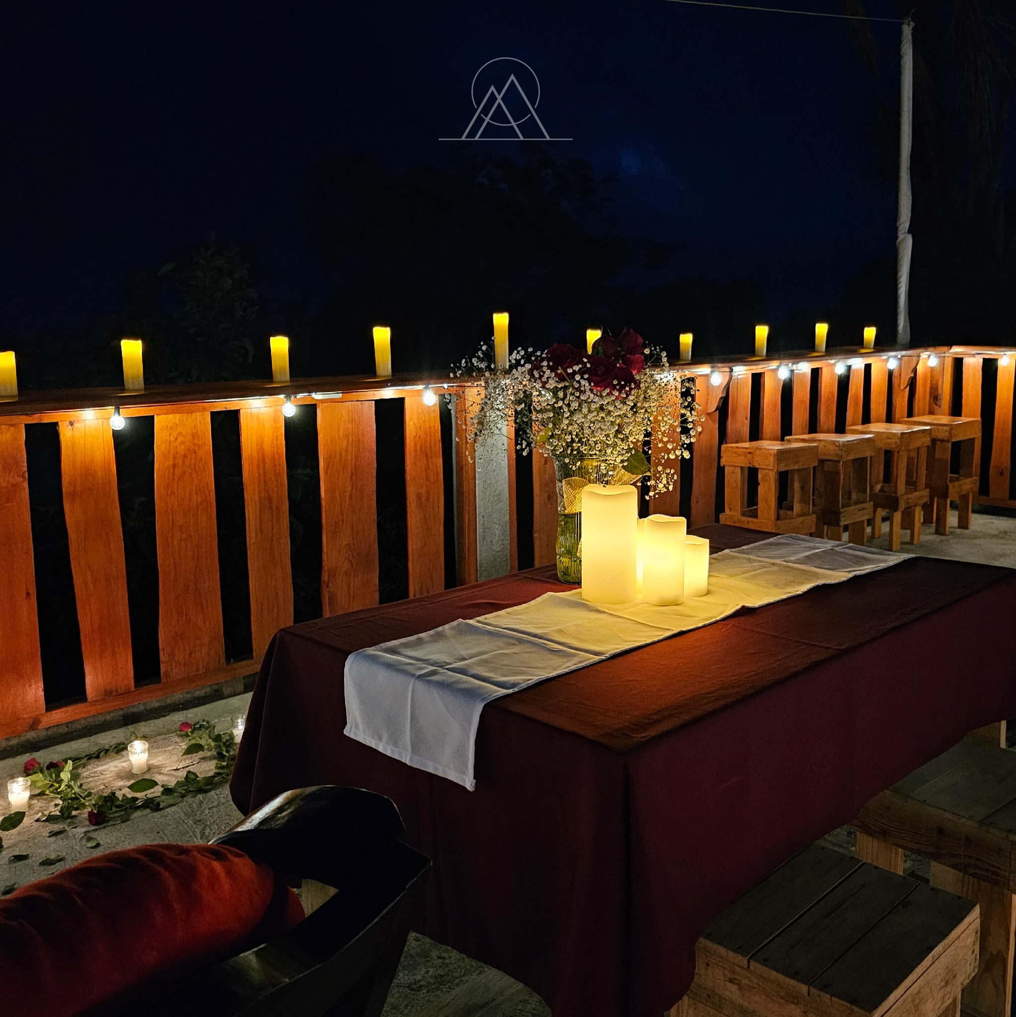 Mesa decorada con textiles mayas para evento