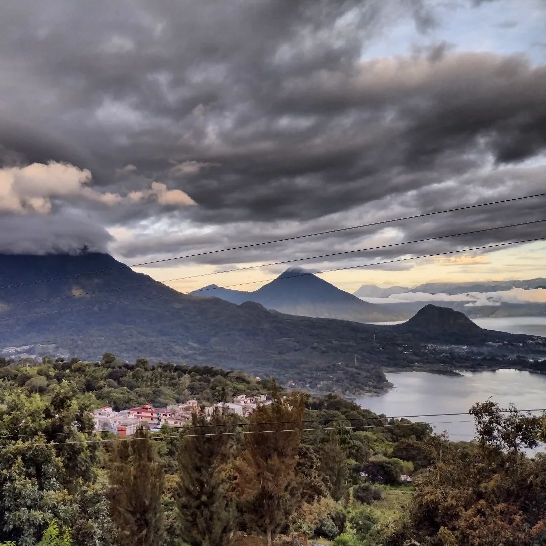 Tres volcanes al amanecer