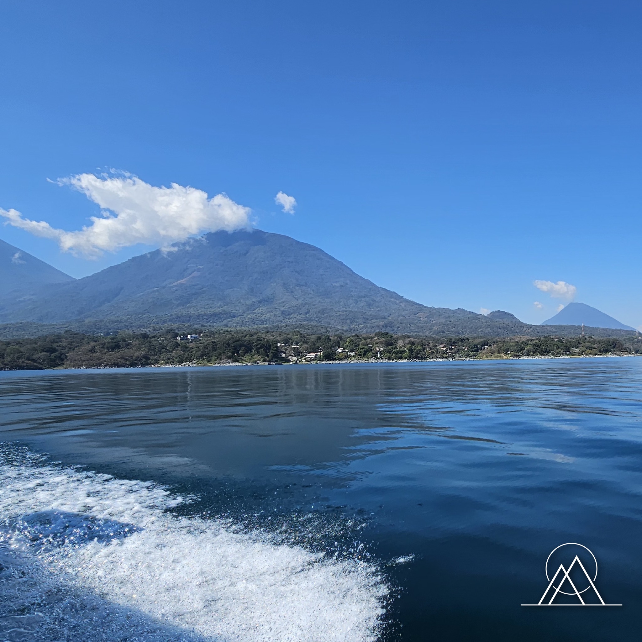 Pueblo a orillas del lago con montañas verdes