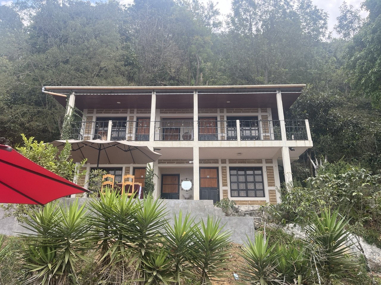 Iglesia colonial blanca con balcón turquesa y virgen