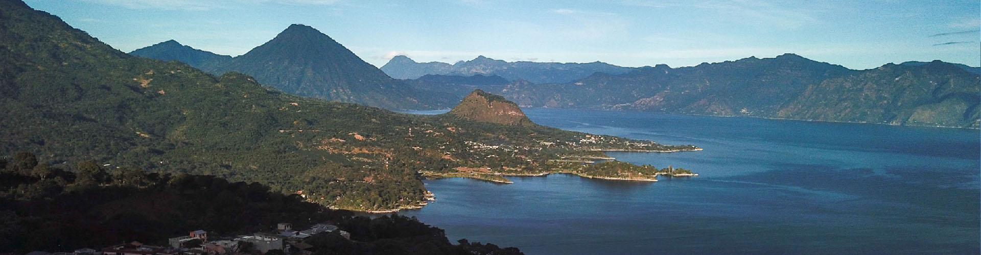 Danzantes con máscaras y plumas en fiesta patronal